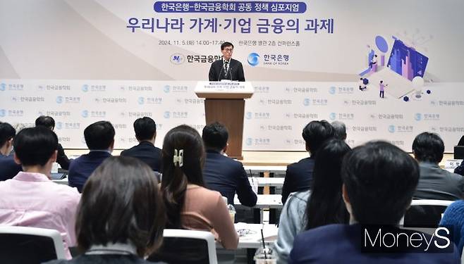 ▲ 축사 전하는 이창용 한국은행 총재