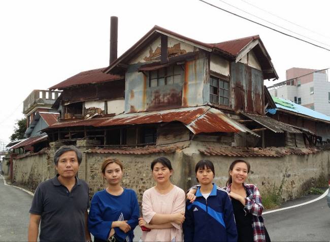 윤태석 박사는 “가족 모두 100년 주조장 복원을 지지해줘서 고맙다”고 했다. 사진 왼쪽부터 윤 박사, 큰딸 윤지수, 아내 김원희, 막내딸 윤이현, 둘째딸 윤지하 씨.  남평주조장 제공