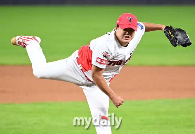 23일 오후 광주광역시 임동 광주기아챔피언스필드에서 진행된 '2024 프로야구 KBO리그 포스트시즌' 한국시리즈 2차전 KIA타이거즈와 삼성라이온즈와의 경기. 기아 장현식이 역투하고 있다./광주=송일섭 기자 andlyu@mydaily.co.kr