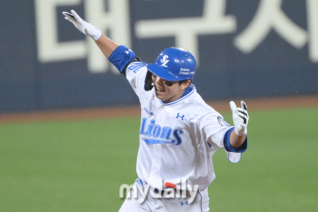 삼성 김영웅이 15일 대구 삼성라이온즈파크에서 열린 '2024 프로야구 KBO 포스트 시즌' 삼성라리온즈와 LG트윈스 플레이오프(PO) 2차전 경기 2회말 2사에 역전 솔로 홈런을 쳤다./마이데일리