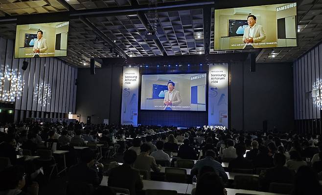 한종희 삼성전자 대표이사 부회장이 ‘삼성 AI 포럼 2024’에서 개회사를 발표하고 있다. [삼성전자 제공]