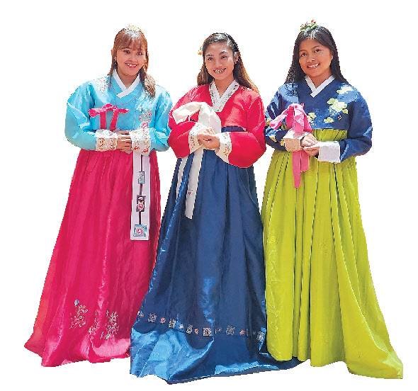 마닐라 솔레어리조트에서 한복을 체험하는 투숙객들