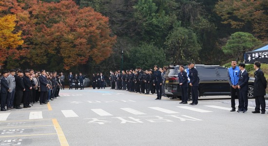 영주시청공무원노동조합이 5일오전 시청 마당에서 발인 노제를 진행하고 있다.