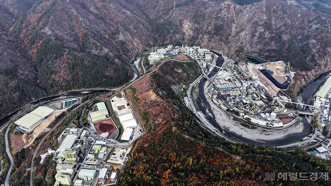 5일 오전 경북 봉화군 석포면 영풍 석포제련소 일대 모습. 1공장(오른쪽) 뒤편으로 고사목과 헐벗은 야산의 모습이 보이고 있다. 봉화=임세준 기자