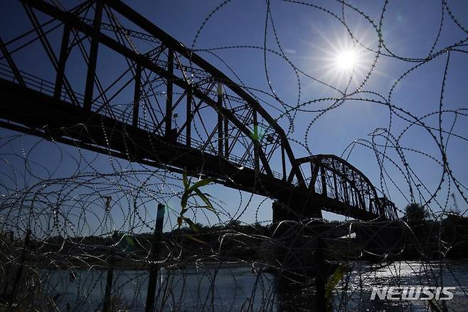 [AP/뉴시스] 미국 텍사스주 이글패스의 유니언퍼시픽 국제철교 인근에 철조망이 쳐져 있다. 2024.11.05.