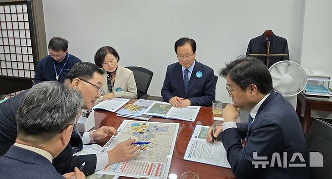 [완주=뉴시스] 유희태 완주군수는 국회를 찾아 예산결산위원회 소속 윤준병, 박정 의원과 지역구 안호영 의원을 비롯해 전북 연고 의원들을 잇달아 만나, 완주군 주요 사업이 내년 국가예산에 반영될 수 있도록 적극적인 지원을 요청했다.   *재판매 및 DB 금지