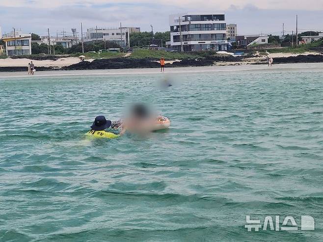 [제주=뉴시스] 제주해양경찰서 산하 제주파출소가 올해 파출소 연안관리 평가에서 전국 최우수 파출소에 선정됐다. 사진은 여름철 제주파출소에서 해상에 빠진 표류객을 구조하는 모습.