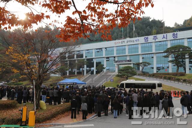 ▲ 영주시 시청소속 1,000여명의 공무원들은 5일 영주시청 마당에서 진행된 지난 2일 극단적 선택으로 운명을 달리한 A모 팀장의 노제에 참석해 고인의 마지막 길을 배웅하고 있다. ⓒ프레시안(최홍식)