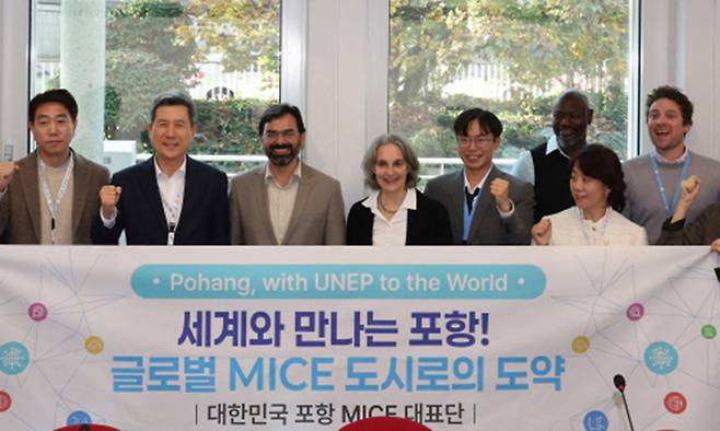 포항시 대표단은 지난달 28일 오스트리아에 위치한 유엔산업개발기구(UNIDO) 본부를 방문, 주요 국제회의를 유치하는 방안을 제안한 후 기념촬영을 하고 있다. 포항시 제공