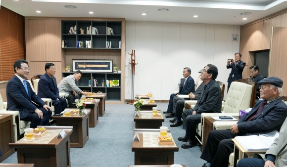 김영록 전라남도지사가 4일 전남동부지역본부에서 여순사건 유족회장단과 면담을 하고 있다.