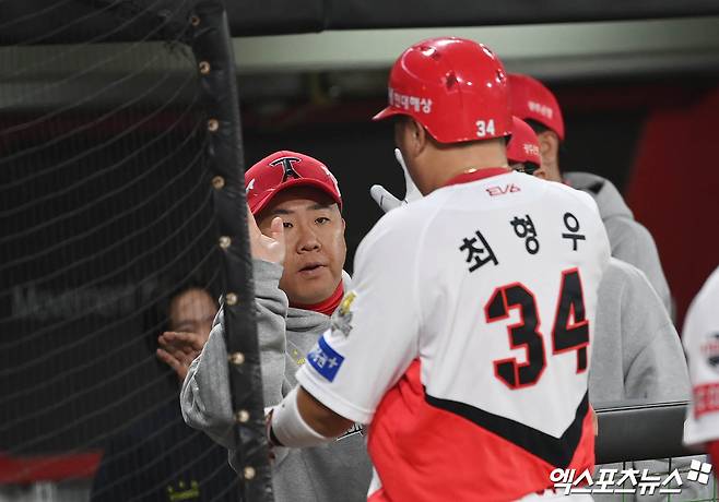 28일 오후 광주기아챔피언스필드에서 열린 '2024 신한 SOL Bank KBO 한국시리즈' 삼성 라이온즈와 KIA 타이거즈의 5차전 경기, 5회말 KIA 선두타자 최형우가 삼성 김태훈 상대로 솔로 홈런을 때려낸 뒤 더그아웃에서 이범호 감독과 하이파이브를 나누고 있다. 엑스포츠뉴스 DB