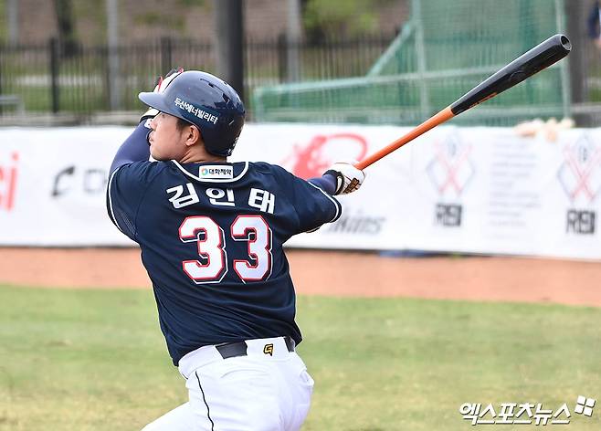 14일 호주 시드니 블랙타운 베이스볼 스타디움에서 2024 두산 베어스 스프링캠프가 진행됐다. 이날 청백전에 나선 두산 김인태가 타격하고 있다. 엑스포츠뉴스 DB