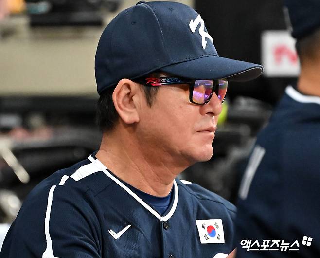 류중일 한국 야구대표팀 감독이 지난 2일 2024 WBSC 프리미어12 대회를 앞두고 치른 쿠바 대표팀과의 평가전에서 선수들의 플레이를 지켜보고 있다. 엑스포츠뉴스 DB