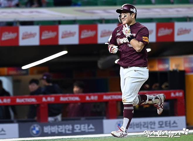 11일 오후 인천SSG랜더스필드에서 열린 '2024 신한 SOL뱅크 KBO 리그' 키움 히어로즈와 SSG 랜더스의 경기, 3회초 1사 1루 키움 최주환이 홈런을 날리고 있다. 엑스포츠뉴스DB