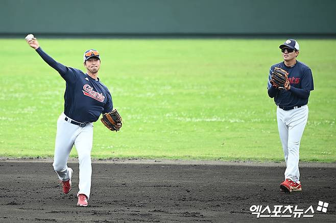 3일 일본 오키나와현 구시카와 구장에서 KIA 타이거즈와 롯데 자이언츠의 연습경기가 열린다.  롯데 이학주, 오선진이 수비 훈련을 하고 있다. 엑스포츠뉴스 DB