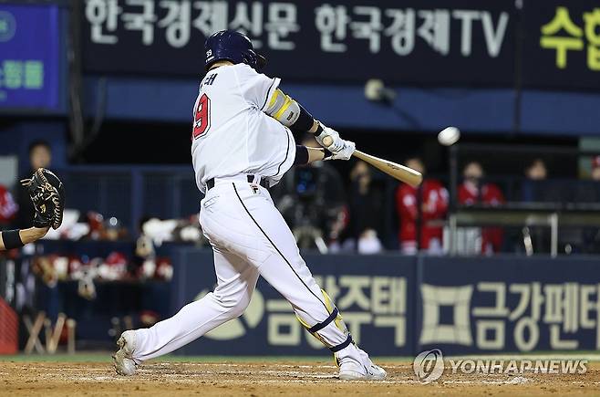 김인태 '9회말 솔로홈런' (서울=연합뉴스) 김성민 기자 = 16일 오후 서울 잠실야구장에서 열린 2023 프로야구 SSG 랜더스와 두산 베어스의 경기. 9회말 무사 두산 김인태가 솔로홈런을 치고 있다. 2023.10.16 ksm7976@yna.co.kr