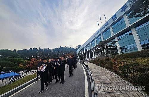 영주시청서 열린 공무원 장례식 (영주=연합뉴스) 김선형 기자 = 5일 오전 경북 영주시청 앞 주차장에서 영주시 6급 팀장의 장례식이 진행 중이다. 2024.11.5 sunhyung@yna.co.kr