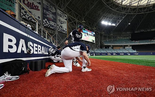 훈련 준비하는 임찬규 (서울=연합뉴스) 김인철 기자 = 5일 서울 구로구 고척스카이돔에서 2024 세계야구소프트볼협회(WBSC) 프리미어12에 출전하는 한국 야구 대표팀의 임찬규가 훈련에 앞서 운동화 끈을 묶고 있다. 2024.11.5 yatoya@yna.co.kr