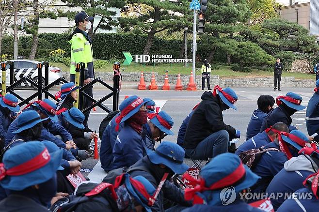 울산서 열린 HD현대중 규탄 집회 (울산=연합뉴스) 장지현 기자 = 5일 오후 울산 동구 HD현대중공업 정문 앞에서 HD현대중공업 규탄 결의대회가 열리고 있다. 2024.11.5 jjang23@yna.co.kr