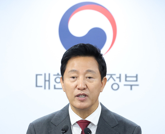 오세훈 서울시장이 지난 5일 오전 정부서울청사에서 열린 국토부·서울시·경기도, 수도권 그린벨트 해제 합동 브리핑에서 개발 관련 설명을 하고 있다. 〈사진=연합뉴스〉