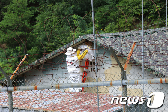 노후된 지상 탄약고에 벌집이 생겨 제거하는 모습. (자료사진) 뉴스1 ⓒ News1