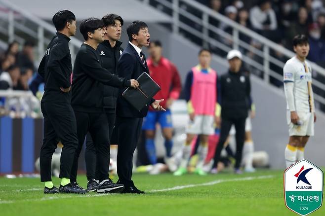 이정효 광주 감독(왼쪽)(한국프로축구연맹 제공)