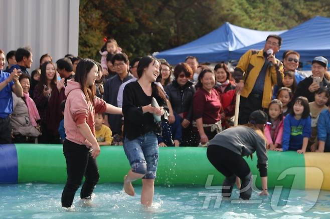 숭어 맨손잡기 체험.(하동군수협 제공)