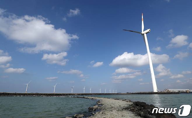 제주 해상풍력발전기(자료사진)ⓒ News1 오현지 기자