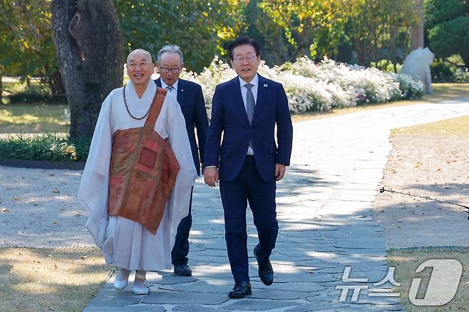 이재명 더불어민주당 대표와 법륜스님이 6일 오후 차담을 나누기 위해 국회 사랑재로 향하고 있다. 2024.11.6/뉴스1 ⓒ News1 안은나 기자