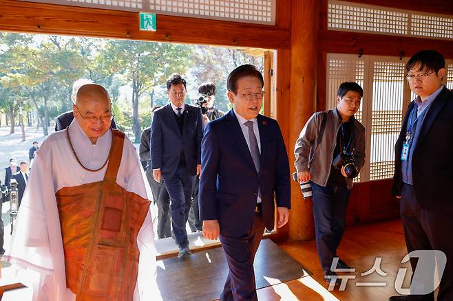 이재명 더불어민주당 대표와 법륜스님이 6일 오후 차담을 나누기 위해 국회 사랑재에 입장하고 있다. 2024.11.6/뉴스1 ⓒ News1 안은나 기자