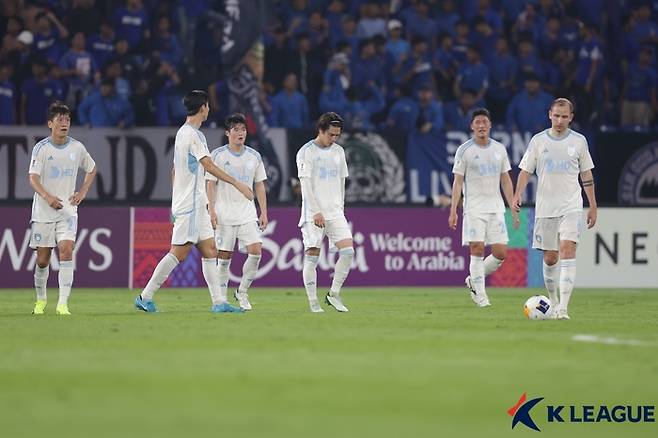 울산 선수들이 조호르전에서 실점한 뒤 아쉬워하고 있다. 사진 | 한국프로축구연맹