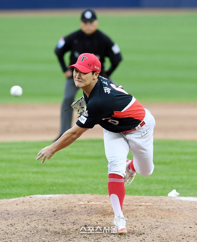 KIA 곽도규가 26일 대구삼성라이온즈파크에서 열린 2024 KBO 한국시리즈 4차전 삼성과 경기 8회말 등판해 힘차게 공을 던지고 있다. 대구 | 박진업 기자 upandup@sportsseoul.com