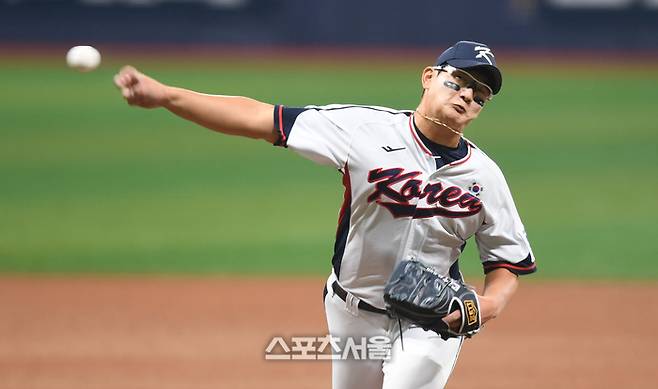 야구 국가대표팀 투수 김서현이 1일 고척스카이돔에서 열린 쿠바와 평가전 6회 역투하고 있다. 고척 | 최승섭기자 thunder@sportsseoul.com