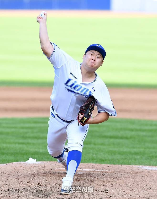 삼성 오른손 이승현이 대구삼성라이온즈파크에서 열린 2024 KBO 한국시리즈 4차전 KIA와 경기 5회초 등판해 힘차게 공을 던지고 있다. 대구 | 박진업 기자 upandup@sportsseoul.com