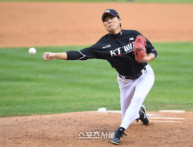 KT 투수 우규민이 잠실구장에서 열린 LG와 2024 KBO 준플레이오프 2차전 7회 역투하고 있다. 잠실 | 최승섭기자 thunder@sportsseoul.com