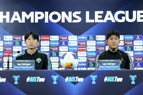 전북현대의 김두현 감독과 이수빈이 슬랑오르FC와 2024/25시즌 아시아축구연맹(AFC) 챔피언스리그2(ACLT) H조 4차전을 앞둔 하루 전날 기자회견을 진행 중이다. 사진┃전북현대