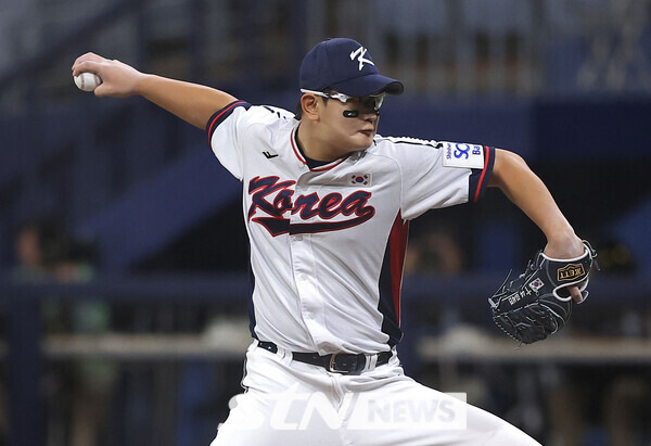 6일 서울 구로구 고척스카이돔에서 2024 WBSC 프리미어12를 앞두고 열린 한국 야구대표팀과 상무의 연습경기, 7회초 대표팀 김서현이 역투하고 있다. 사진┃뉴시스