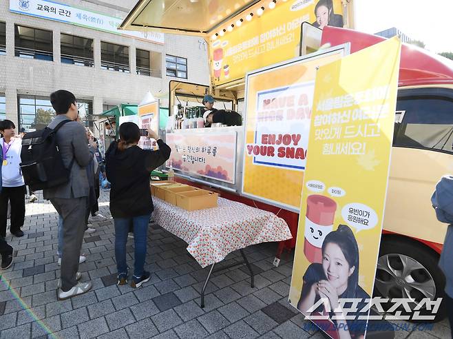 2일 서울 관악구 서울대체육관에서 제3회 서울림운동회(주최 스포츠조선, 서울시장애인체육회, 주관 스포츠조선, 위피크)가 열렸다. 파리올림픽 동메달리스트 신유빈이 보내 선수들을 응원하고 있다.

서울림운동회는 '서울'과 '어울림', '서로'와 '어울림'을 합친 조어로, 장애·비장애 학생들이 신체활동을 통해 숲처럼 어우러지면서, 마음의 장벽을 허무는 '행복한 서울 청소년 체육'이라는 의미를 담았다. 

3회째를 맞는 올해 대회에는 서울 시내 24개 중고교 장애-비장애 학생(250여명) 및 교사, 관계자 등 650여 명이 참가했다. 정재근 기자 cjg@sportschosun.com/2024.11.2/