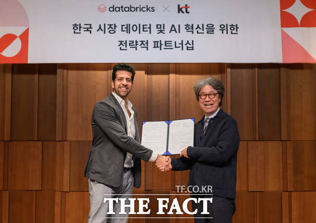 KT가 6일 글로벌 데이터, AI 기업 데이터브릭스와 AI 전환 확산을 위한 업무협약을 맺었다고 밝혔다. 오승필 KT 기술혁신부문장(오른쪽)과 아르살란 타바콜리 데이터브릭스 공동창립자 겸 필드 엔지니어링 총괄 수석 부사장(왼쪽)이 데이터∙AI 분야의 긴밀한 협력과 국내 AX 확산을 위한 업무협약을 체결하고 기념사진을 촬영하고 있다. /KT