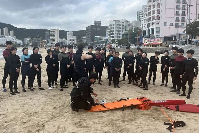 동의과학대 응급구조과가 해상구급 훈련으로 현장 대응 능력을 강화하고 있다.