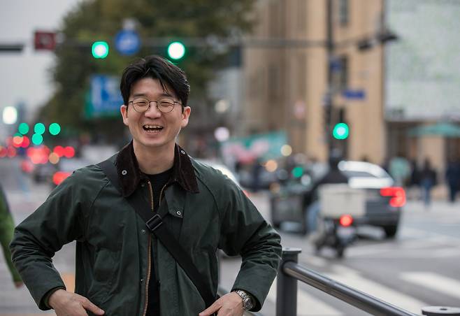 김기태가 광화문 사거리에 섰다. 그의 소설은 오늘날을 살아가는 개인을 다루지만, 자조로 흐르지 않는다. 소설가는 “세계는 엉망진창이고 인간은 불완전하다. 그럼에도 또 생(生)은 계속되고, 계속되어야 한다”고 했다. 김기태의 소설은 때론 시니컬하지만, 끝내 곁에 남는 진득한 친구 같다. /조인원 기자