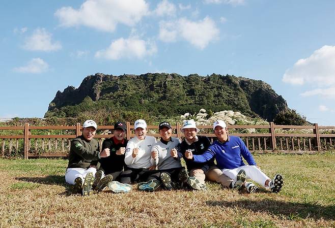 제주 성산일출봉에서 6일 진행한 KPGA 투어챔피언십 포토콜에 참가한 전가람, 김민규, 장유빈, 이동민, 함정우, 최승빈(왼쪽부터). /KPGA