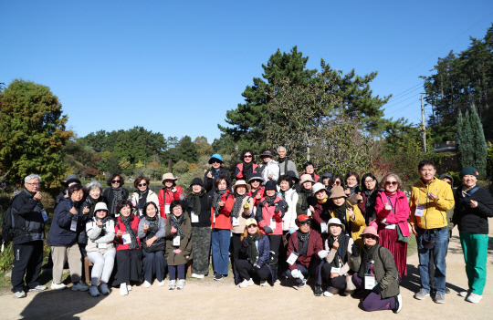 충남도는 6일 태안군, 충남문화관광해설사회와 함께 태안 만리포해수욕장 일원에서 '제7회 전국 문화관광해설사 걷기대회'를 개최했다. 충남도 제공.