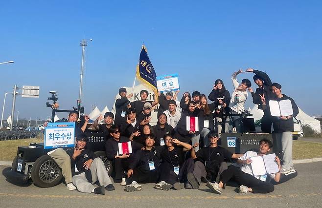 한국기술교육대 학생들이 2일 대학생 창작 모빌리티 경진대회 무인 모빌리티 부문에서 대상과 최우수상을 받고 기념 사진을 찍는 모습. 한국기술교육대 제공