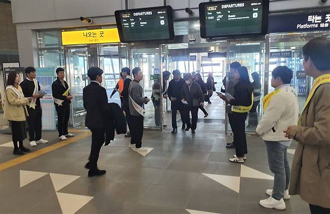 전남도는 무안국제공항 활성화와 이용률 제고를 위해 오는 15일까지 서부권, 동부권, 광주권 등 권역별로 현장 캠페인을 진행키로 하고, 6일 무안군과 함께 나주역과 목포대 등에서 '두근두근 무안국제공항' 홍보물을 배포하고 운항 스케줄, 이용 가이드, 동절기 운항 노선 등을 설명했다. 전남도 제공