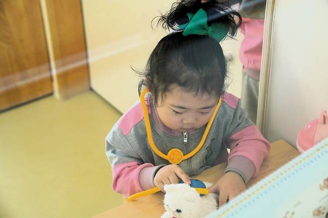 신안북부하나어린이집 유희방에서 한 어린이가 수의사 놀이를 하고 있다. 사진=박문수 기자