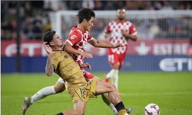 지로나 FC 김민수가 6일(한국시각) 네덜란드 에인트호번 필립스 경기장에서 열린 PSV 에인트호번(네덜란드)과의 2024~2025 유럽축구연맹 챔피언스리그 페이즈 4차전에서 후반 33분 교체 투입돼 챔피언스리그 데뷔전을 치렀다. 에이트호번/EPA 연합뉴스