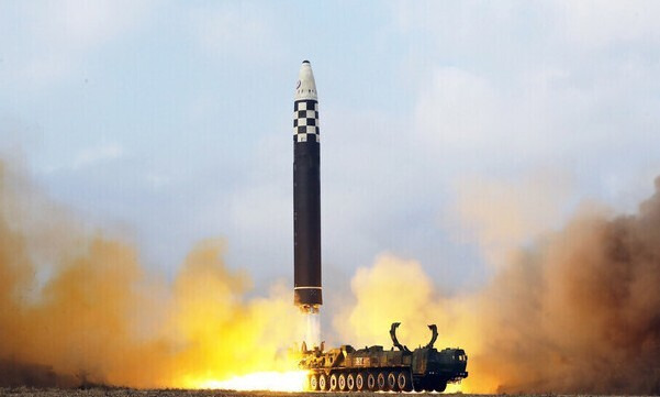 북한의 대륙간탄도미사일(ICBM) 발사 모습. 조선중앙통신 연합뉴스