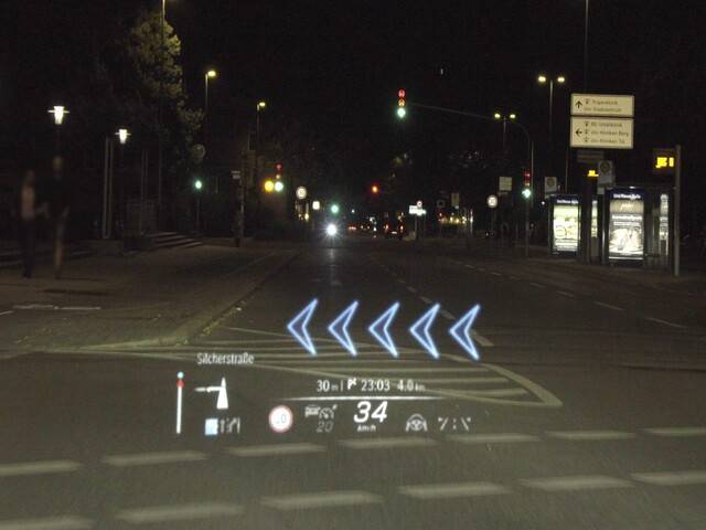 경로 안내 정보만 3차원 화살표로 표시한 메르세데스-벤츠 증강현실 내비게이션 화면. 메르세데스-벤츠 제공