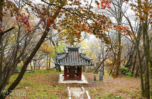 안국사 부근의 적상산성 호국사비. 호국사는 적상산 사고를 수호하는 임무를 맡은 사찰이었다.